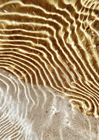 Des vagues dorées créent un motif calme et harmonieux-7