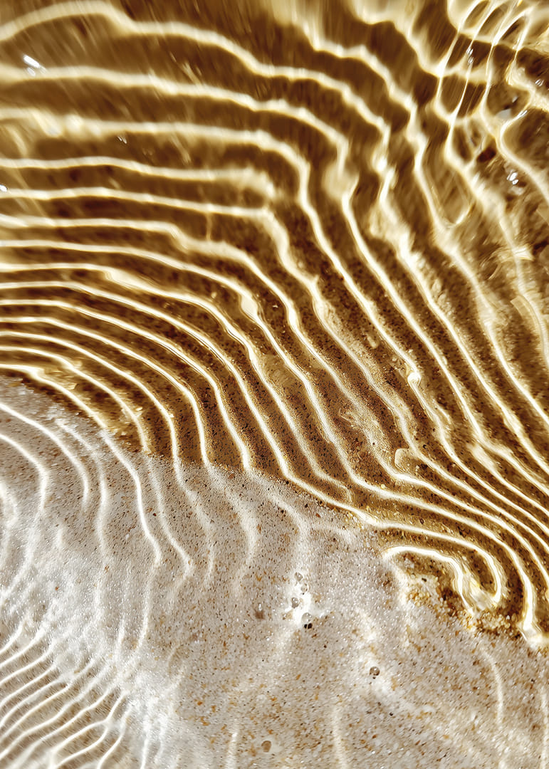 Las ondas doradas crean un patrón tranquilo y armonioso.-12