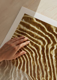 Las ondas doradas crean un patrón tranquilo y armonioso.-5