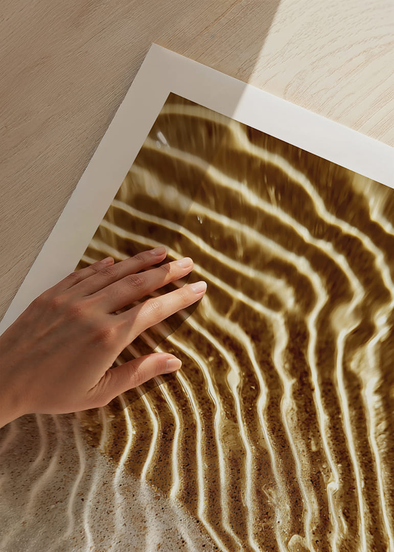 Las ondas doradas crean un patrón tranquilo y armonioso.-12