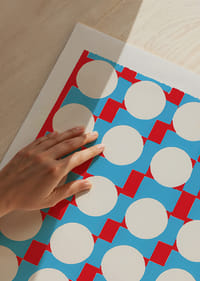 Una vibrante sinfonía de círculos y colores crea una sensación energética.-3