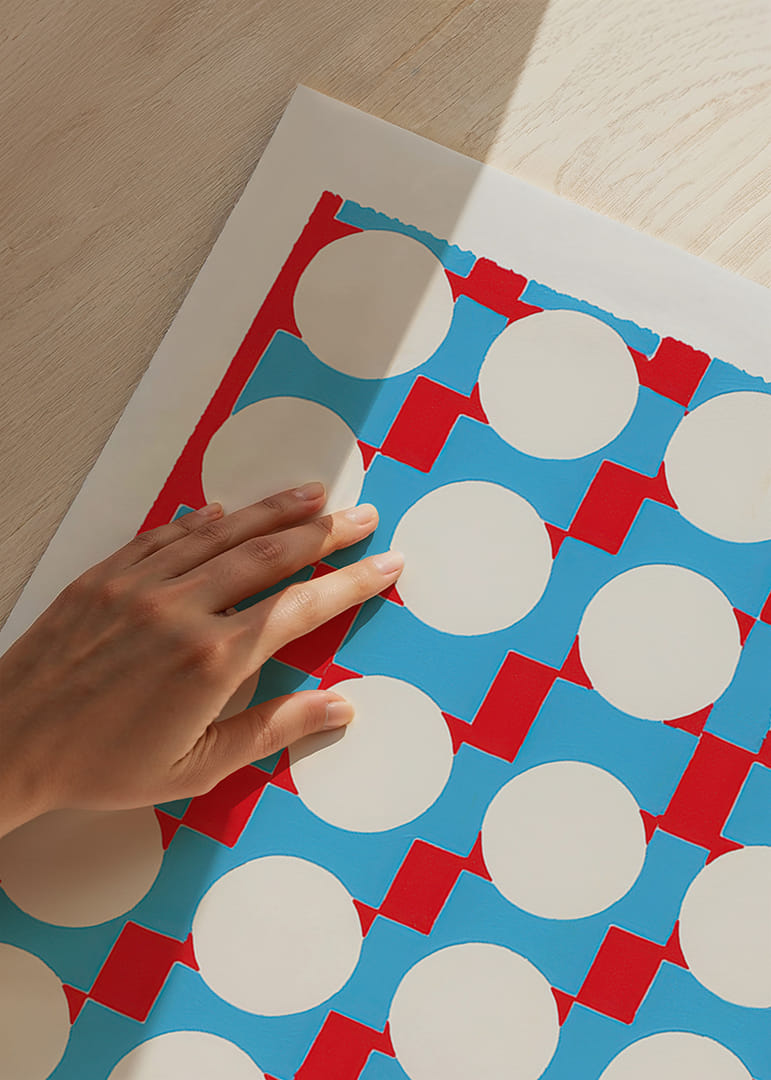 Una vibrante sinfonía de círculos y colores crea una sensación energética.-12