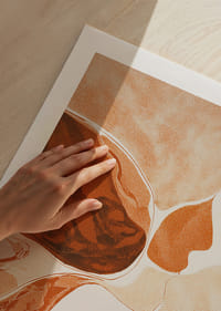 Una armoniosa mezcla de tonos tierra que crea profundidad y movimiento.-5