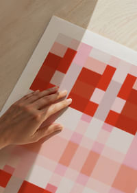 Leuchtende rote und rosa Quadrate in einem harmonischen Muster-5