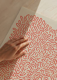 Un patrón arremolinado de líneas rojas sobre un fondo claro-3