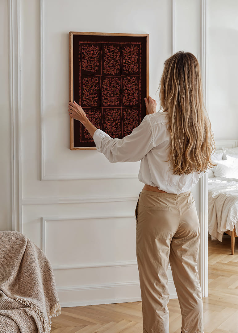 Estampado vibrante de formas inspiradas en el coral en tonos marrón rojizo.-12