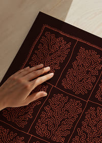 Estampado vibrante de formas inspiradas en el coral en tonos marrón rojizo.-3