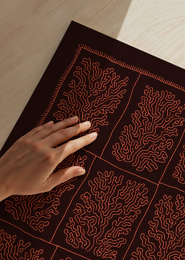 Estampado vibrante de formas inspiradas en el coral en tonos marrón rojizo.-12