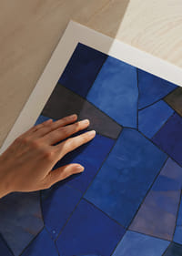 La sinfonía de tonos azules crea una habitación tranquila y elegante.-5