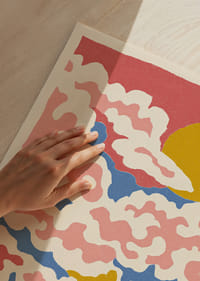 Színes égbolt felhőkkel, amelyek egy aranyló nap körül táncolnak-3