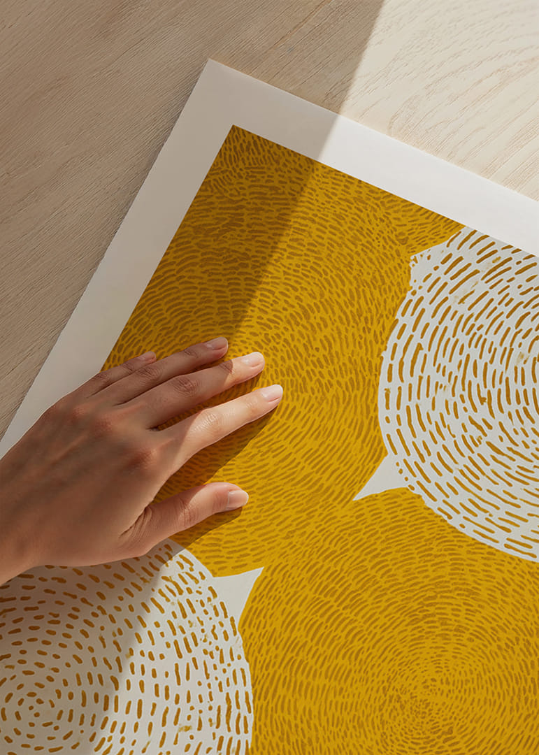 Cálidos círculos dorados en movimiento armonioso-12