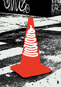 Egy szimbolikus narancssárga kúp városi háttér előtt-3