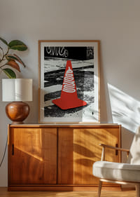 Egy szimbolikus narancssárga kúp városi háttér előtt-4