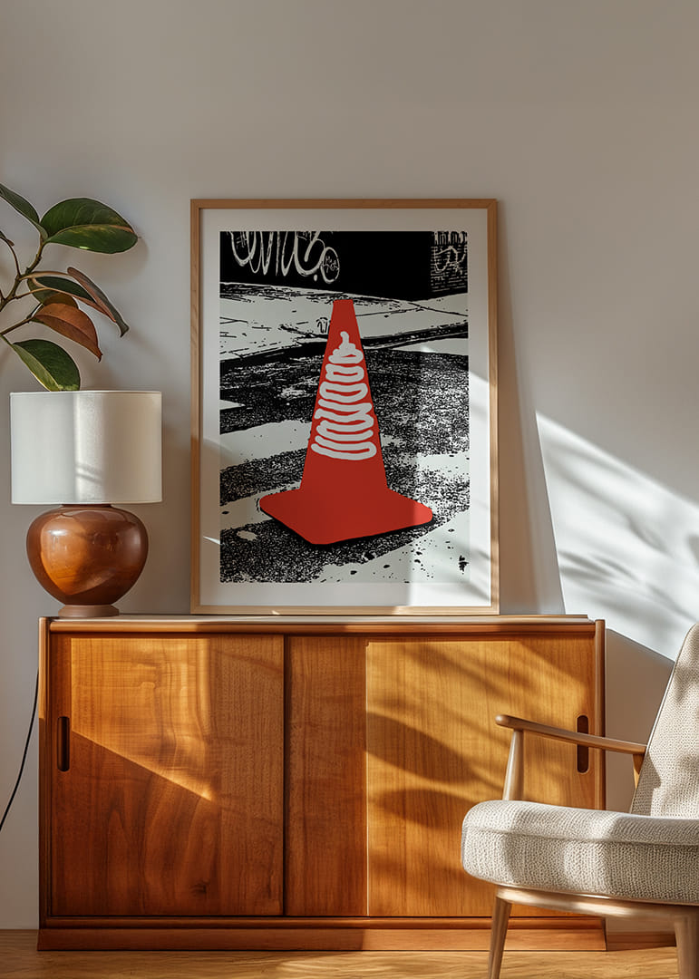 Egy szimbolikus narancssárga kúp városi háttér előtt-12