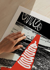 Egy szimbolikus narancssárga kúp városi háttér előtt-5