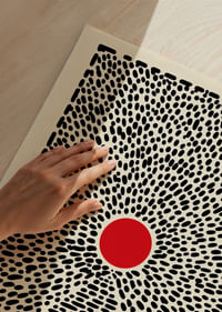 Ein hypnotisches Poster mit einem roten Kreis und einem dynamischen Muster-3