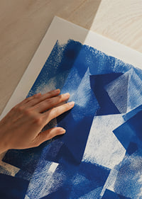 Les formes géométriques bleues créent une sensation hypnotique-3