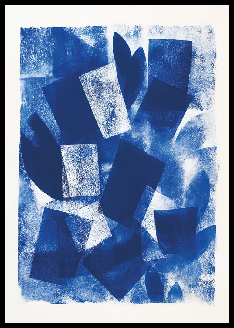 El arte abstracto en tonos azules evoca paz y reflexión.-12