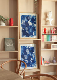 El arte abstracto en tonos azules evoca paz y reflexión.-2