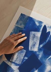 El arte abstracto en tonos azules evoca paz y reflexión.-3