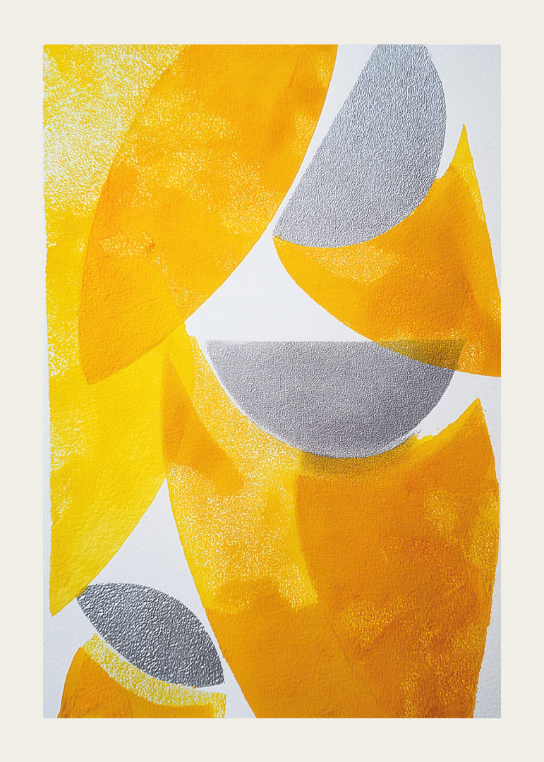 Abstrakta former i gyllene toner skapar visuell balans-12