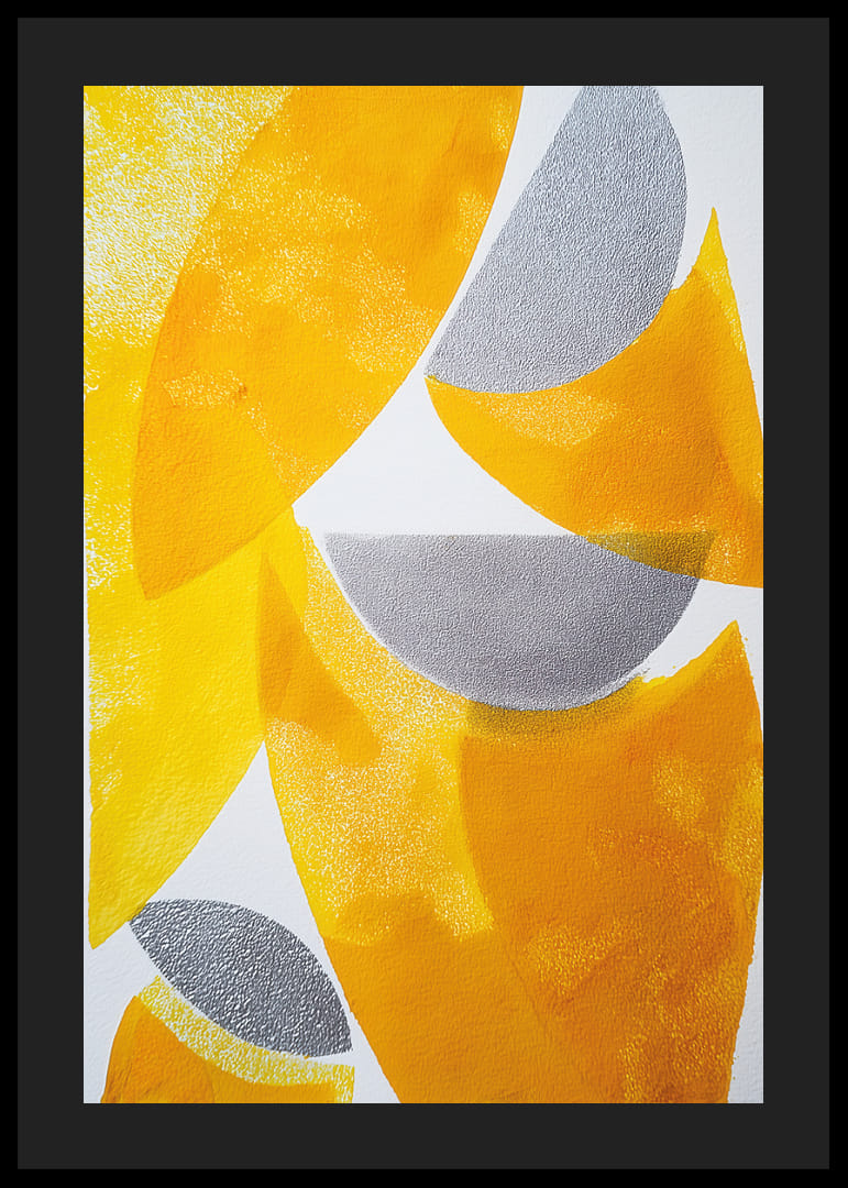 Abstrakta former i gyllene toner skapar visuell balans-12