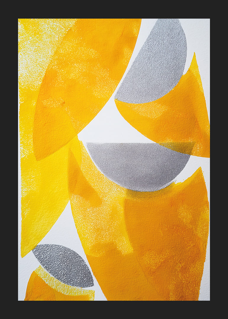 Abstrakta former i gyllene toner skapar visuell balans-12