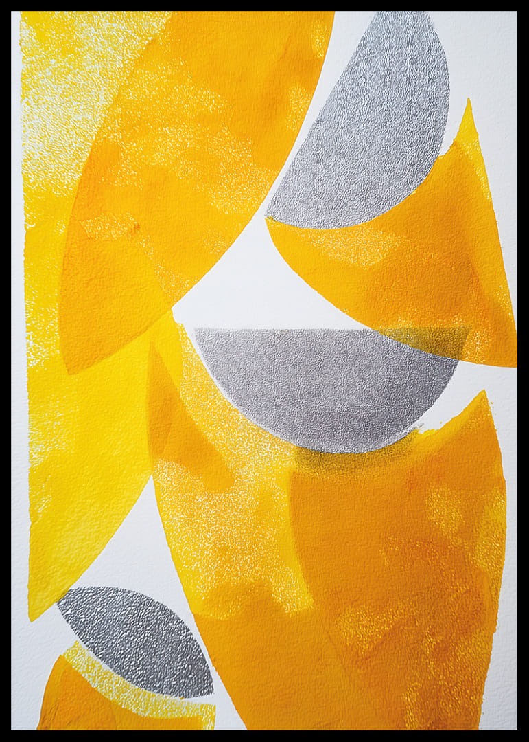 Az arany árnyalatú absztrakt formák vizuális egyensúlyt teremtenek-12