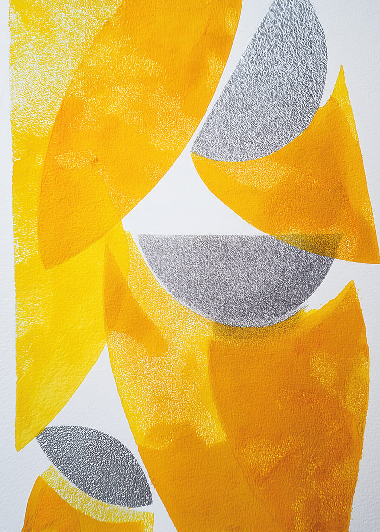 Az arany árnyalatú absztrakt formák vizuális egyensúlyt teremtenek-12