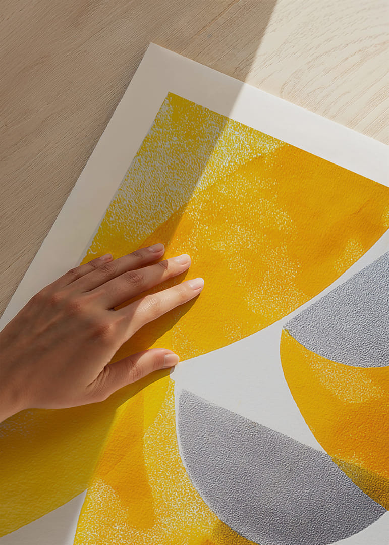 Az arany árnyalatú absztrakt formák vizuális egyensúlyt teremtenek-12