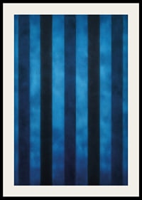 Des rayures bleu foncé créent un motif hypnotique-2