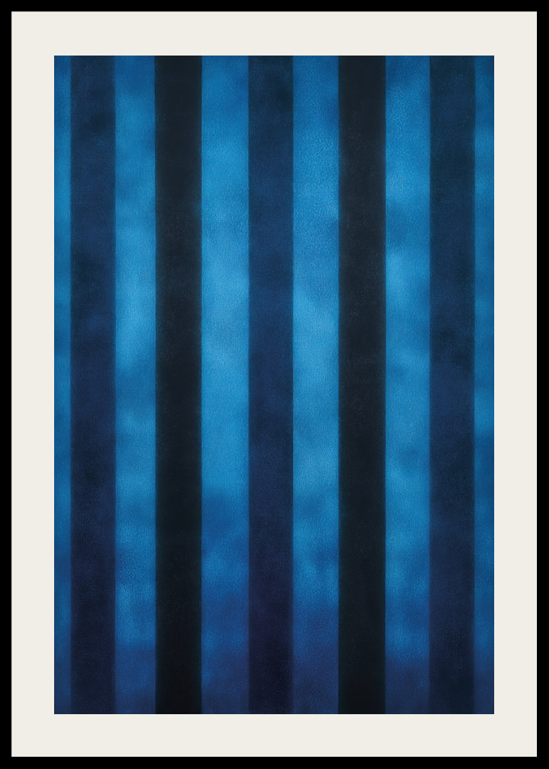 Des rayures bleu foncé créent un motif hypnotique-12