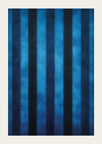 Des rayures bleu foncé créent un motif hypnotique-3