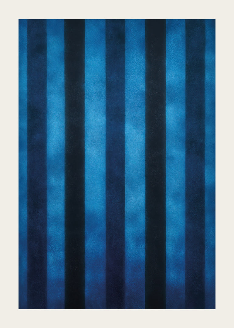 Des rayures bleu foncé créent un motif hypnotique-12