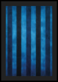 Des rayures bleu foncé créent un motif hypnotique-4