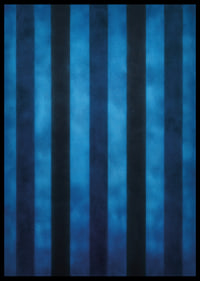 Des rayures bleu foncé créent un motif hypnotique-6