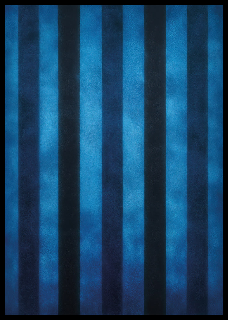 Des rayures bleu foncé créent un motif hypnotique-12