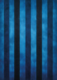 Des rayures bleu foncé créent un motif hypnotique-7