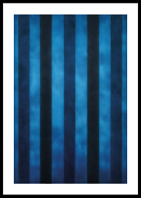 Des rayures bleu foncé créent un motif hypnotique-0