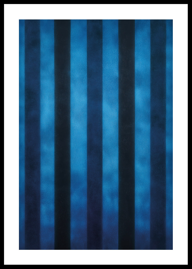 Des rayures bleu foncé créent un motif hypnotique-12