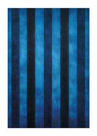 Des rayures bleu foncé créent un motif hypnotique-1