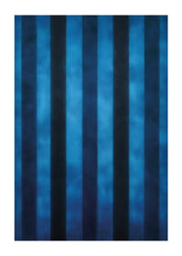 Las rayas azul oscuro crean un patrón hipnótico-1