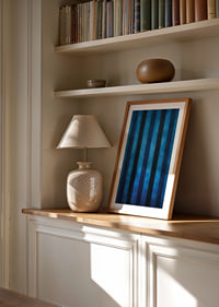 Des rayures bleu foncé créent un motif hypnotique-8