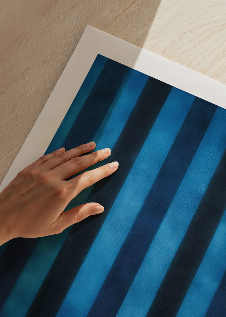 Las rayas azul oscuro crean un patrón hipnótico-12