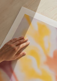 Los suaves tonos pastel fluyen en un patrón onírico y armonioso.-5