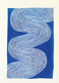 Suaves ondas fluyen a través de profundos tonos azules.-1