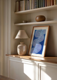 Suaves ondas fluyen a través de profundos tonos azules.-2