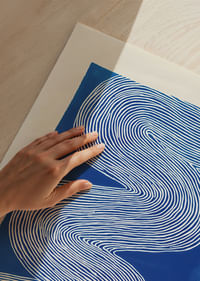 Suaves ondas fluyen a través de profundos tonos azules.-3