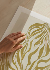 Líneas doradas serpentean en un patrón ondulado-5