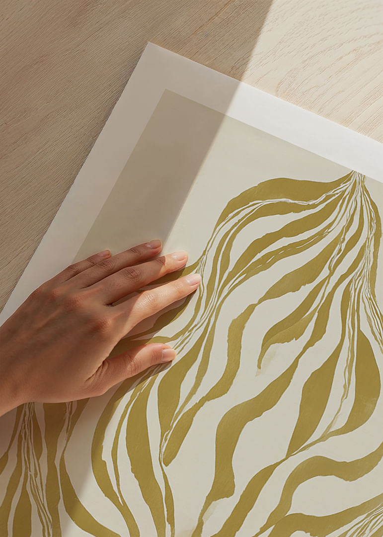 Líneas doradas serpentean en un patrón ondulado-12